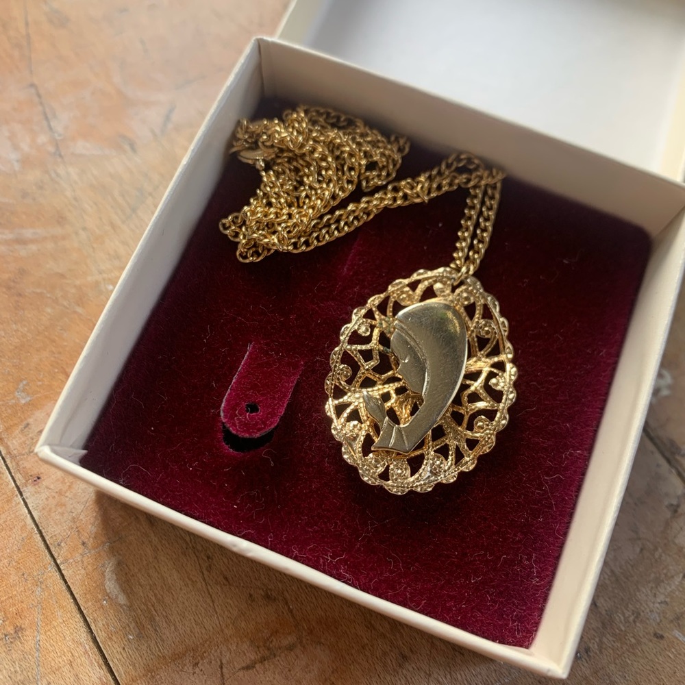 Vintage Virgin Mary Necklace - Picture 7 of 7